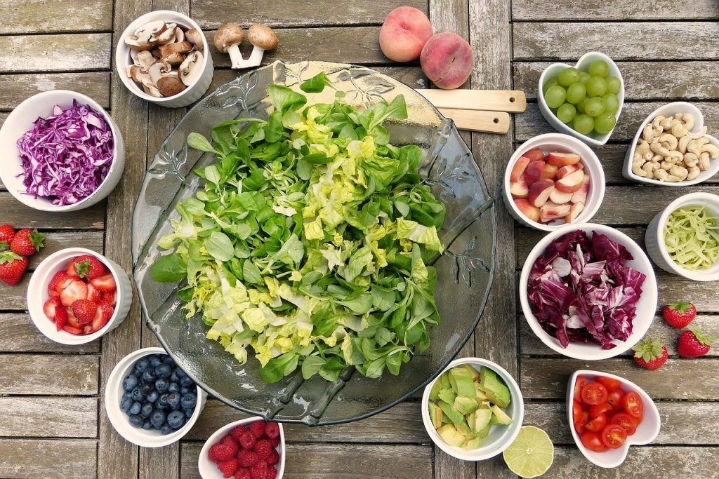 Hábitos saludables. Plato de ensalada, vegetales, frutas, frutos secos