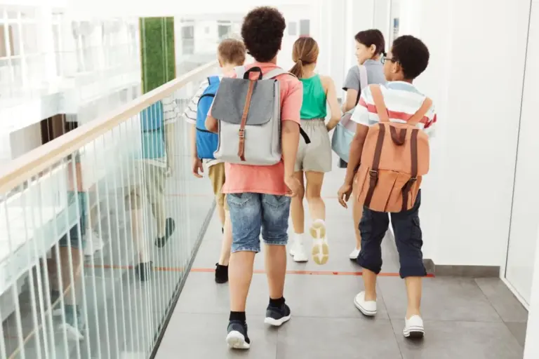 cuánto debe pesar la mochila del colegio para no dañar la espalda